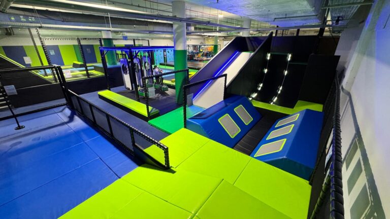 Trampoliny i tor przeszkód w sali zabaw w Borku Fałęckim w Krakowie